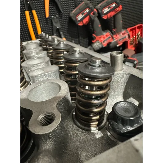 Steel retainers and split collets for single-groove cylinder head valves